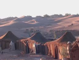 مليونير يمني يعيش اطفاله وزوجته في خيمة كئيبة وسط الصحراء ولا يجدون شربة ماء
