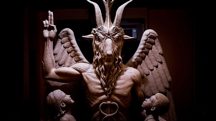 الكشف عن تمثال الشيطان في شوارع ديترويت الأمريكية وسط احتجاجات واسعة (صور)