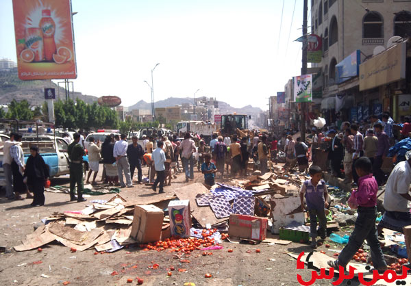 جرافة تقوم بإزالة البسطات في جولة القصر في مدينة تعز