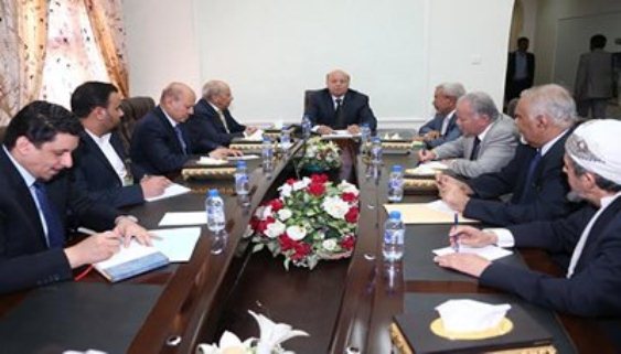 الرئيس هادي خلال اجتماع سابق مع مستشاريه لمناقشة من يرأس الحكومة