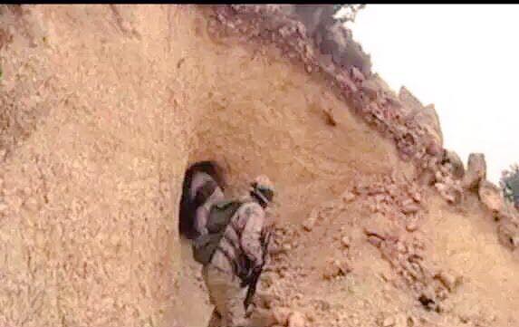 شاهد الصور.. الجيش السعودي يعثر على خنادق وأسلحة الحوثيين في الحدود
