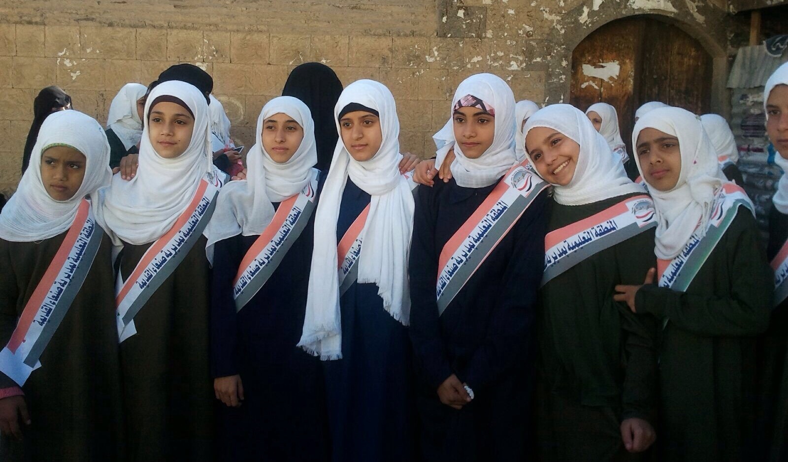 الحوثيون يجبرن طالبات المدارس على الحضور كل خميس إلى سفارة روسيا بصنعاء