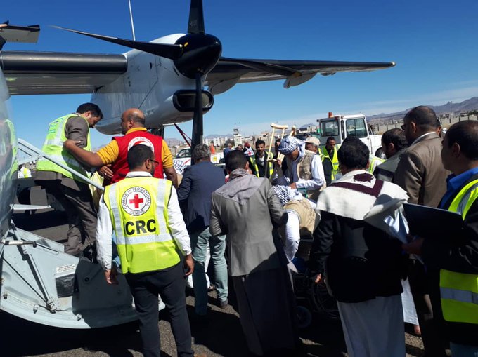 شاهد ..الصور الأولية لوصول 128 أسيرا حوثياً إلى مطار صنعاء الدولي