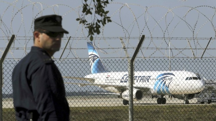 انتهاء أزمة الطائرة المصرية المختطفة والإفراج عن جميع الرهائن (فيديو +صور)