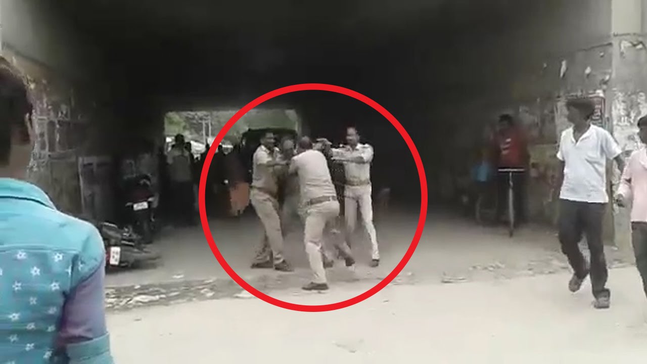 فيديو | شجار دامٍ بين الشرطة الهندية لاختلافهم على تقاسم «رشوة»