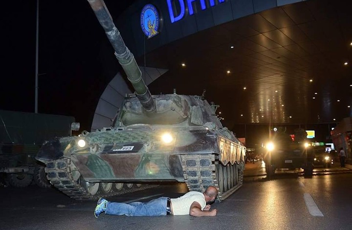 أردوغان يلتقي الشاب التركي الذي وضع نفسه أمام الدبابة مرتين ليلة