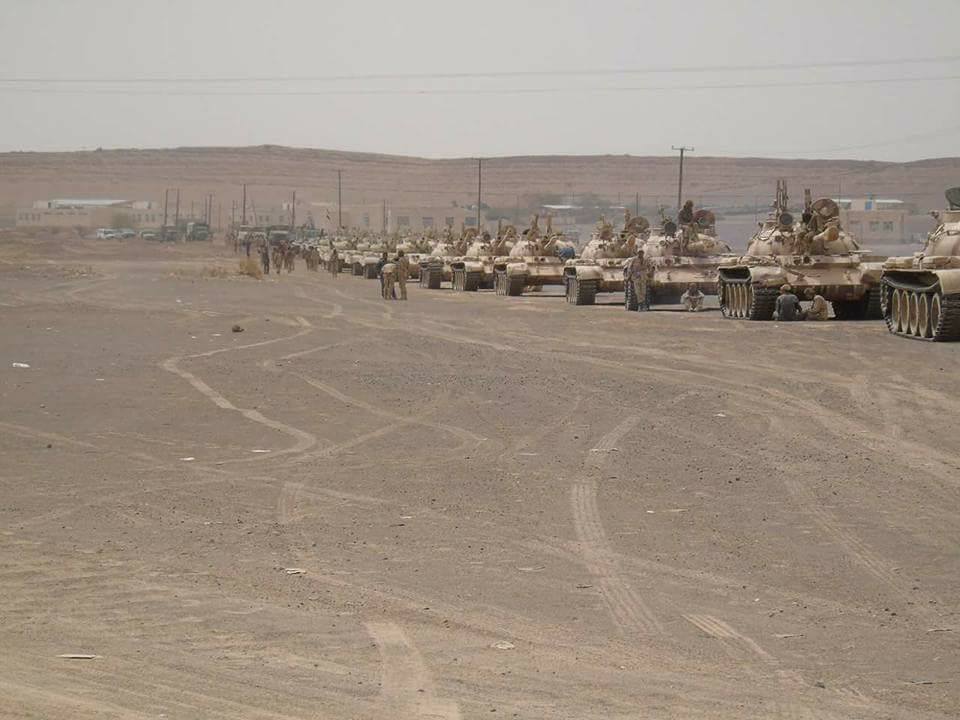 رتل ضخم من الدبابات تستعد للإنضمام إلى الجبهات المتقدمة شرق العاصمة صنعاء