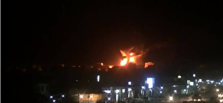 حريق هائل يلتهم منزلا يحوي كمية من المشتقات النفطية في الحزم عاصمة الجوف (صورة)
