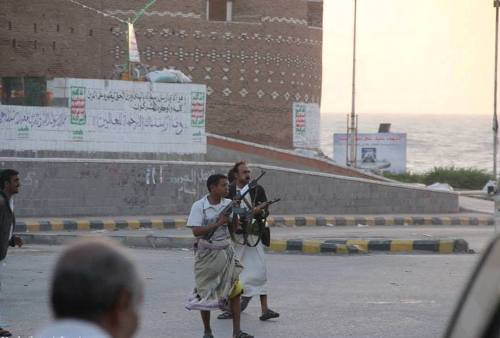 مسلح حوثي يقتل شاب في محافظة الحديدة بسبب 