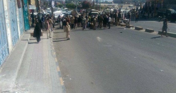 «6» أطقم لجهاز الأمن القومي يداهمون حي سكني شرق صنعاء والأهالي يتظاهرون