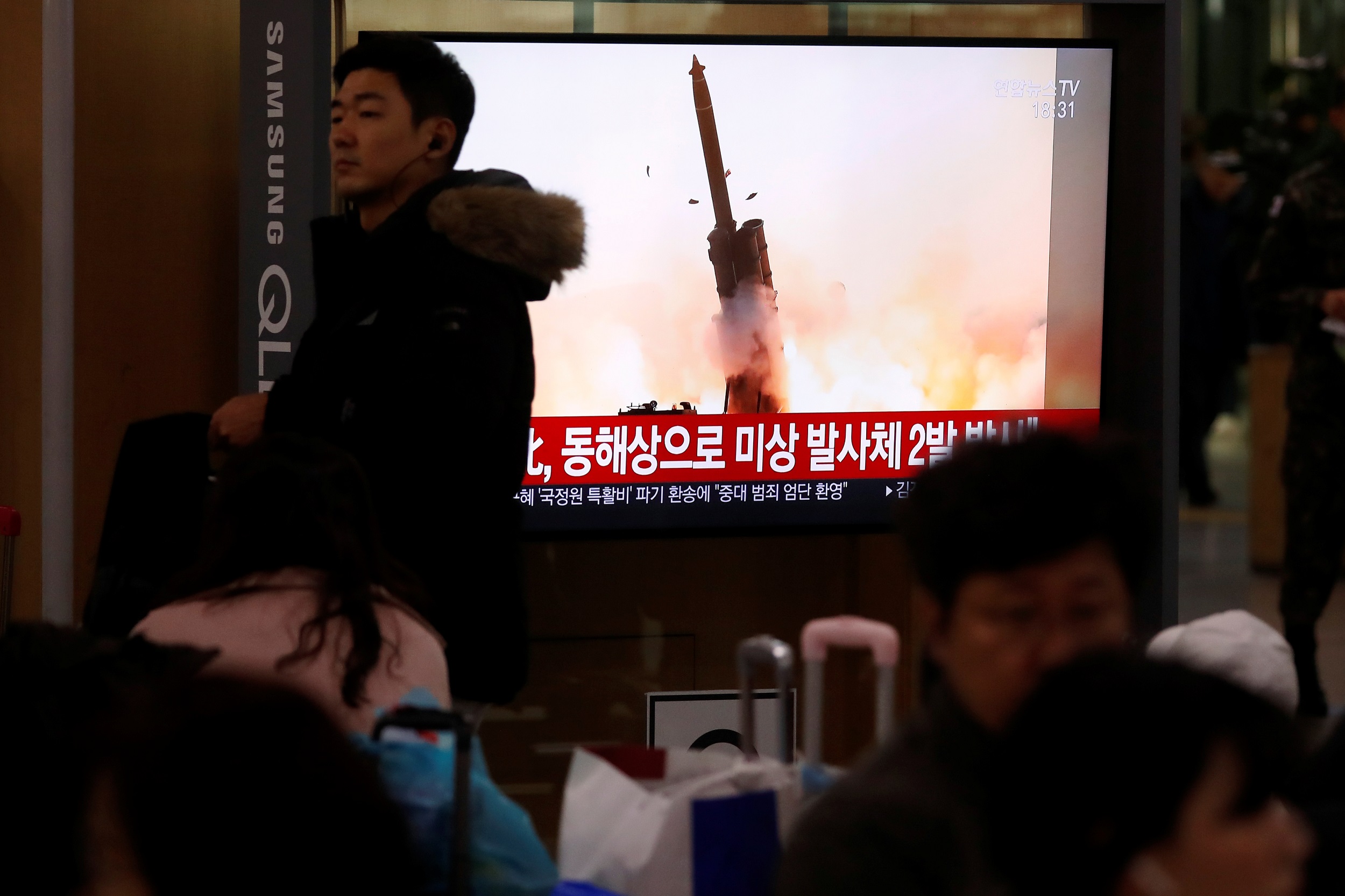 الرئيس الكوري يشرف على اختبار قاذفة صواريخ متعددة الفوهات