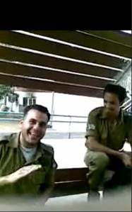 ضجه لفيديو يظهر جنود في الجيش الإسرائيلي يغنوا لبنات صنعاء