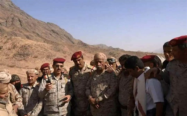 رئيس الأركان اليمني في زيارة لمواقع الجيش في البيضاء