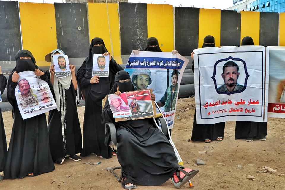 أمهات المعتقلين في عدن تطالب بالكشف عن مصير المختطفين وإحالتهم للقضاء