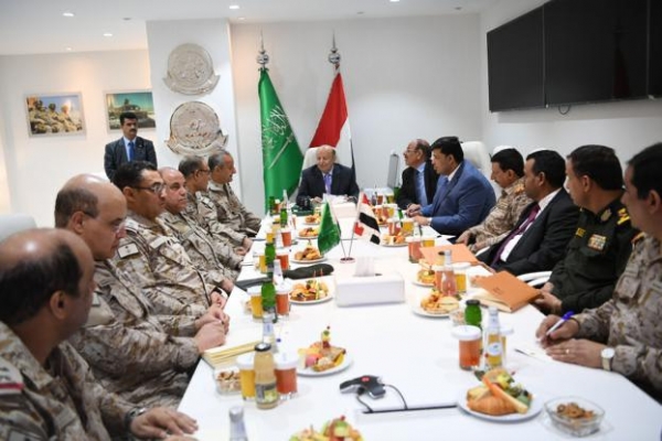 الرئيس هادي يعقد اجتماعا عاجلا بقيادة القوات المشتركة في الرياض