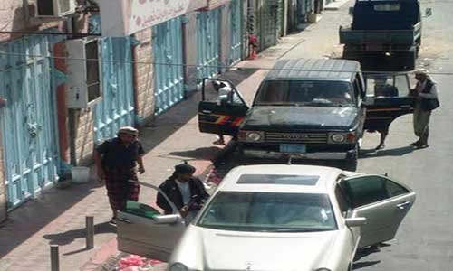 مسلحين حوثيين في أحد شوارع مديرية كريتر بعدن أمس السبت (29-3-201