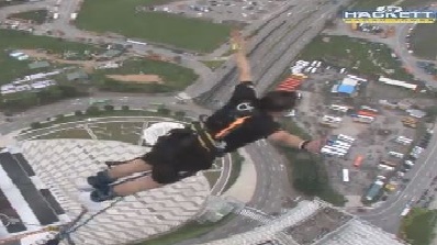 جهاد مياس أول يمني وثاني عربي يقفز من أطول برج في العالم (فيديو)
