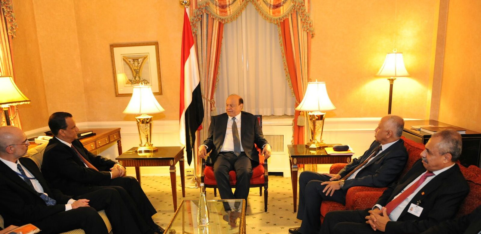 الرئيس هادي يستقبل ولد الشيخ ويناقش معه جهود إحلال السلام على أساس القرار 2216