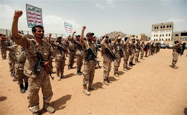 الحوثي يشترط على منتسبي الدفاع والداخلية الالتحاق بدورات طائفية لدفع رواتبهم