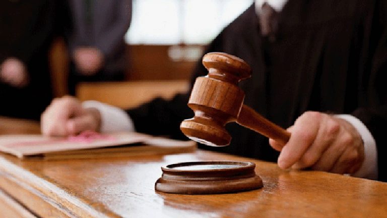 شاب مصري يفارق الحياة أمام القاضي في المحكمة