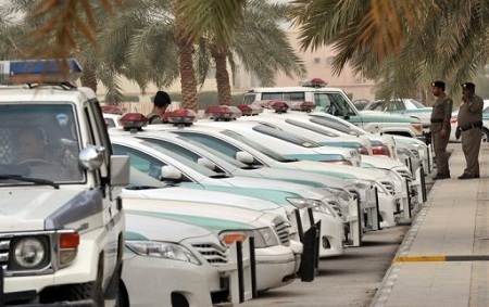 السعودية: الحكم على ثلاثة شبان بغسيل سيارات الشرطة لمدة شهر