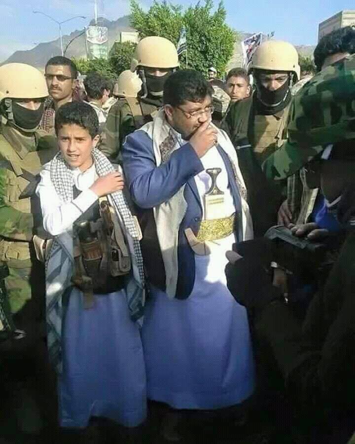 صورة وحدث: قيادات جماعة الحوثي يدفعون أبناء القبائل إلى الموت ويمنحون أبنائهم الحياة الرغيدة 
