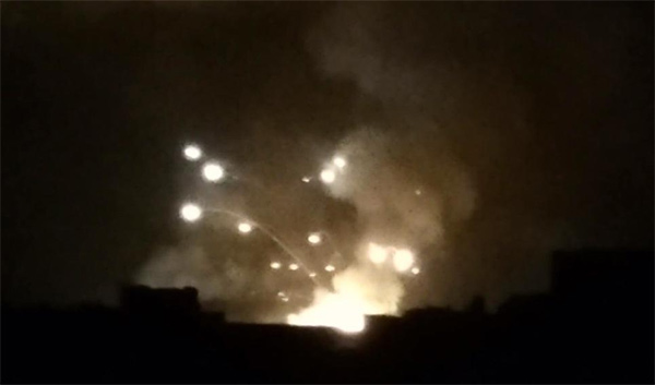 سماء صنعاء بعد قصف قاعدة الديلمي والصواريخ والمقذوفات تتطاير من 