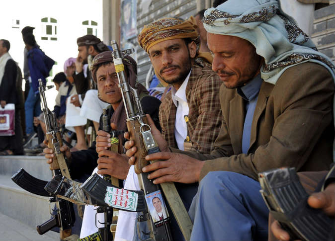 الحوثيون يوزعون لعناصرهم رتباً أمنية من ملازم الى عقيد