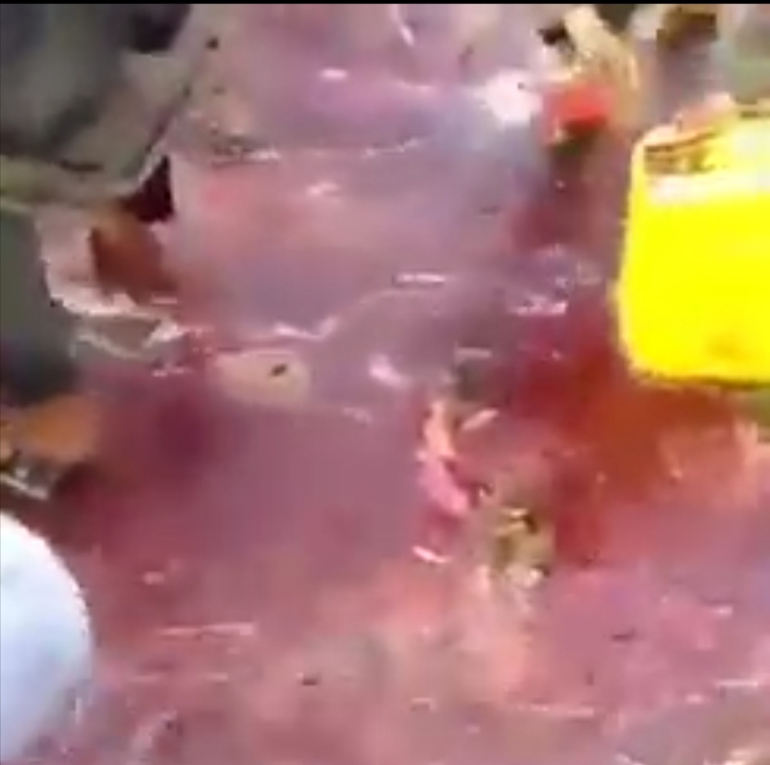 بالفيديو.. سيل من البترول في صنعاء ومواطنون يتزاحمون لملء أوعيتهم